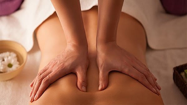 Massage làm giảm nhanh triệu chứng đau vùng lưng phía sau vai